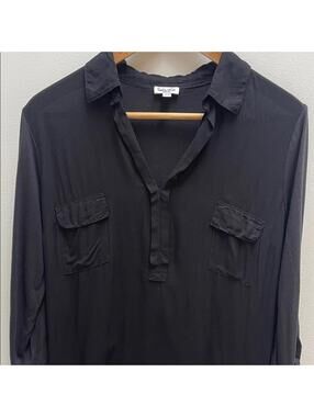 Splendid black shirt with buttons and two front pockets. Size M